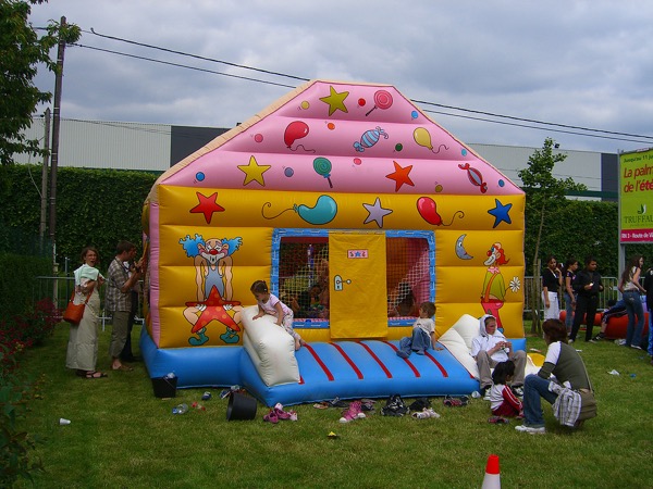 La maison clown à boules en location